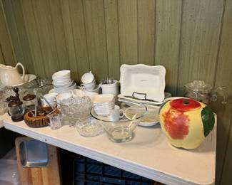 Collection of Bowls, Dishes & Kitchen Accessories