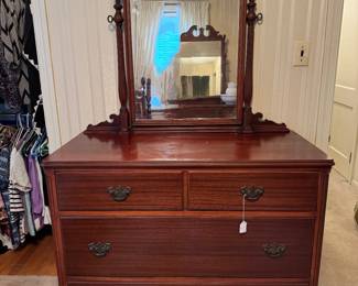 Thomasville Mahogany 4 Drawer Dresser with Mirror (42"W x 20"D x 70"H including Mirror)