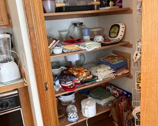 Many new pot holders, kitchen towels all never used Misc kitchen