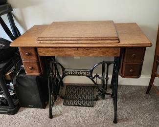 Vintage Singer sewing machine with treadle 31 x 36 x 18