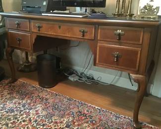Expection quality desk on high legs