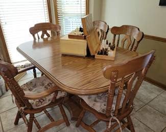 Kitchen table & 5 chairs
