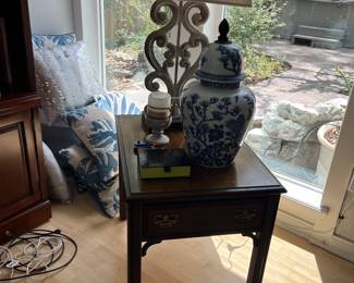 Solid wood accent table 