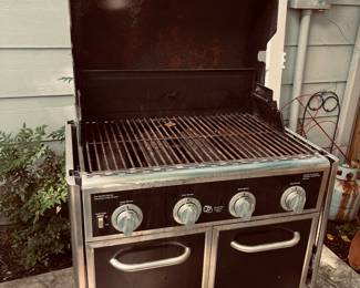 Outdoor grill in great condition. 
