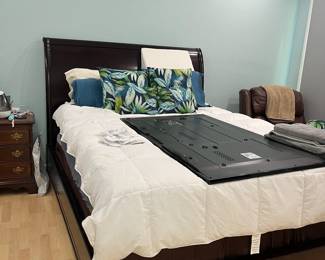 Beautiful solid wood sleigh bed 