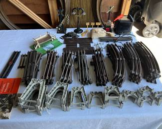 Lionel Train Tracks & Accessories