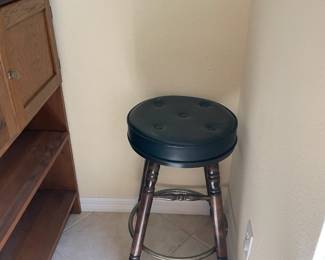 A 3rd stool for the bar tender
