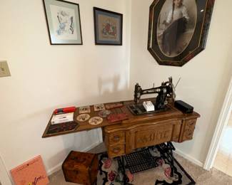 Singer (Vintage sewing set up & Machine)