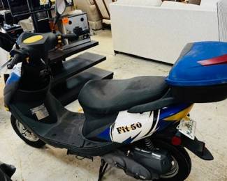 Scooter moped