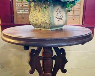 Sweet Round Pedestal Table