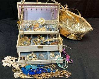 CT344VFilled Vintage Jewelry Box