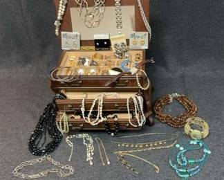 CT342VVintage Jewelry In Box