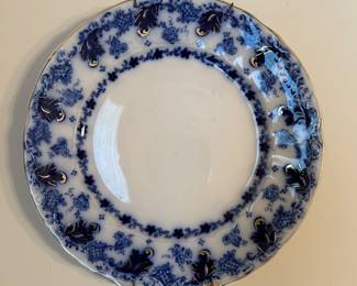 Collectible white and blue plates that'll have you feeling like royalty. Whether you're into Flow Blue, Copeland Spode's Italian, or Johnson Brothers Astoria, we've got a great selection for you to shop. 
