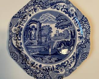 Collectible white and blue plates that'll have you feeling like royalty. Whether you're into Flow Blue, Copeland Spode's Italian, or Johnson Brothers Astoria, we've got a great selection for you to shop. 