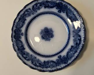 Collectible white and blue plates that'll have you feeling like royalty. Whether you're into Flow Blue, Copeland Spode's Italian, or Johnson Brothers Astoria, we've got a great selection for you to shop. 