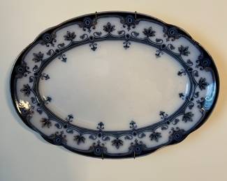 Collectible white and blue plates that'll have you feeling like royalty. Whether you're into Flow Blue, Copeland Spode's Italian, or Johnson Brothers Astoria, we've got a great selection for you to shop. 