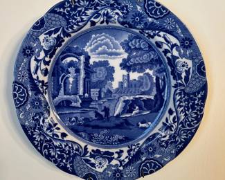 Collectible white and blue plates that'll have you feeling like royalty. Whether you're into Flow Blue, Copeland Spode's Italian, or Johnson Brothers Astoria, we've got a great selection for you to shop. 