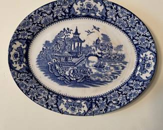 Collectible white and blue plates that'll have you feeling like royalty. Whether you're into Flow Blue, Copeland Spode's Italian, or Johnson Brothers Astoria, we've got a great selection for you to shop. 