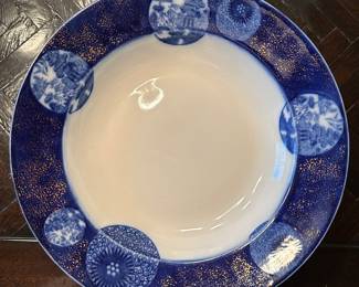 Collectible white and blue plates that'll have you feeling like royalty. Whether you're into Flow Blue, Copeland Spode's Italian, or Johnson Brothers Astoria, we've got a great selection for you to shop. 