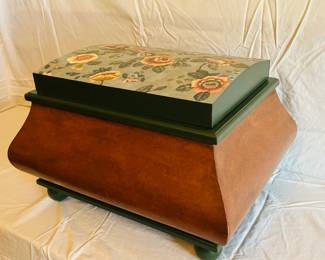 Elegant Wooden Jewelry Box with Floral Design Lid
