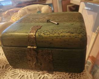 Worm Wood Green Chest