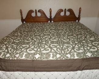 Complete queen size bed