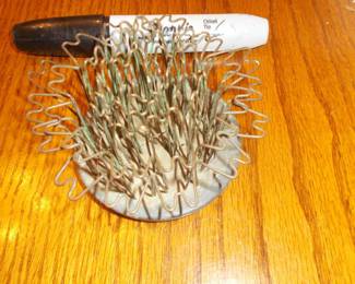 "Hairpin" floral frog