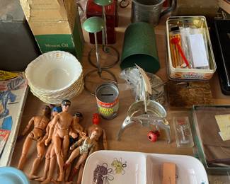 Hundreds of (or more) vintage collectibles and curiosities.