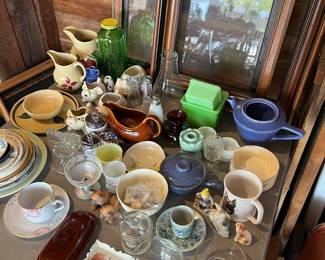 Hundreds of pieces of quality vintage pottery, kitchenware and glassware to be sold.