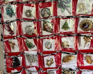 Hundreds of vintage brooches to be sold, many signed/designer.
