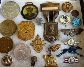 Hundreds of vintage smalls, including many pinbacks, buttons and badges.