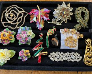 Hundreds of vintage brooches, many designer/costume.