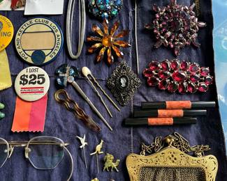 1,000+ pieces of jewelry and vintage smalls/collectibles to be sold.