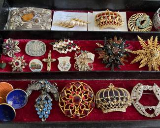 Huge selection of vintage costume jewelry, including many signed pieces. A number of brooches shown here.