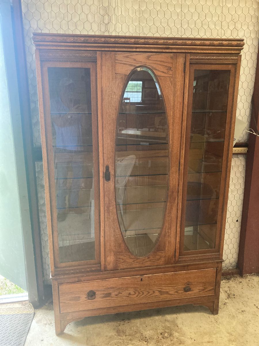 Beautiful antique hutch in great condition.