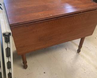 Lovely wood table in great shape.