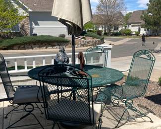 Vintage Russell Woodard patio set - Oval table and 4 arm chairs, umbrella with stand