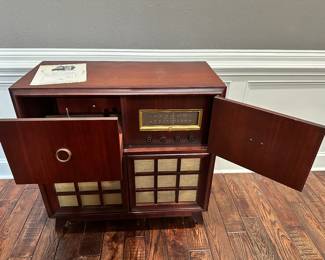 Photo fact Air Line AM/FM Stereo and Turn Table Console