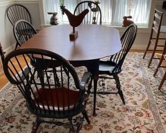 WONDERFUL DINING ROOM TABLE WITH 2 LEAVES
