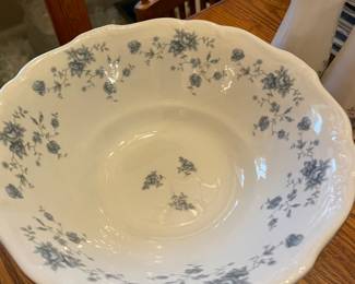 nice set of dishes, includes matching linens