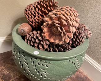 pot w/large pine cones