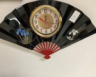 Vintage queen hand fan clock