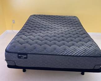 Havertys" full size bed with adjustable power base.  Luxury firm mattress (1885 Collection). Lightly used, purchased Nov, 2022