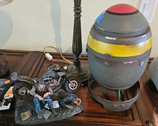 DaysGone PS4 statue & Fallout Anthology bomb