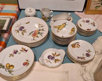 Royal Worcester Evesham dinnerware