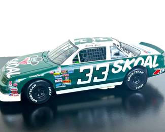 Autographed Harry Grant #33 Skoal Bandit NASCAR race car in 1:18 scale DuJuan Diecast /American Muscle .......To register so you can place bids go to www.capitolsalesservices.hibid.com 