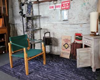 Vintage genuine TELESCOPE SAFRI Chair
Iron tall plant curio/ stand