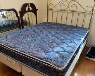 Queen size mattress and box springs