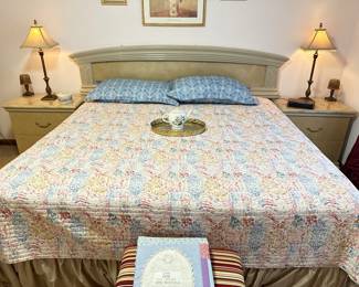 Lacquer bedframe and king size mattress