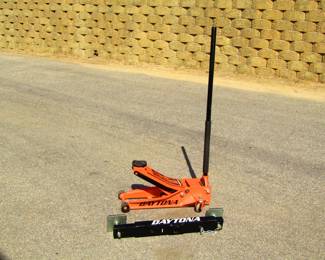 DAYTONA 3 TON FLOOR JACK WITH EXTENSION IN LIKE NEW CONDITION USED 1 TIME
